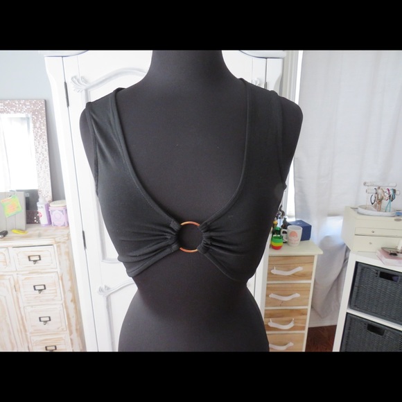 Crop top with ring loop in middle - Picture 1 of 3